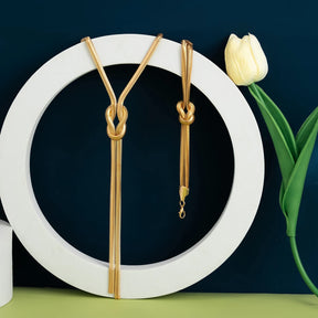 Colar, pulseira e corrente longa e lisa em formato de cobra torcida.