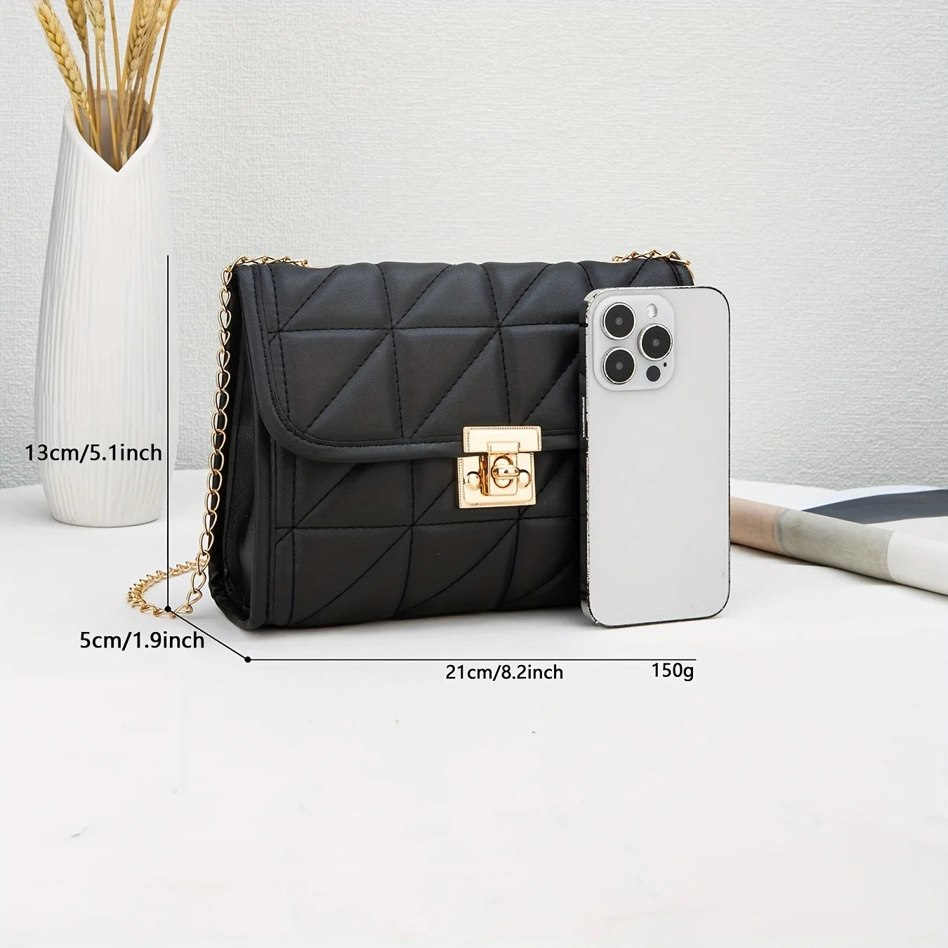 Bolsa transversal versátil com fecho de cadeado.