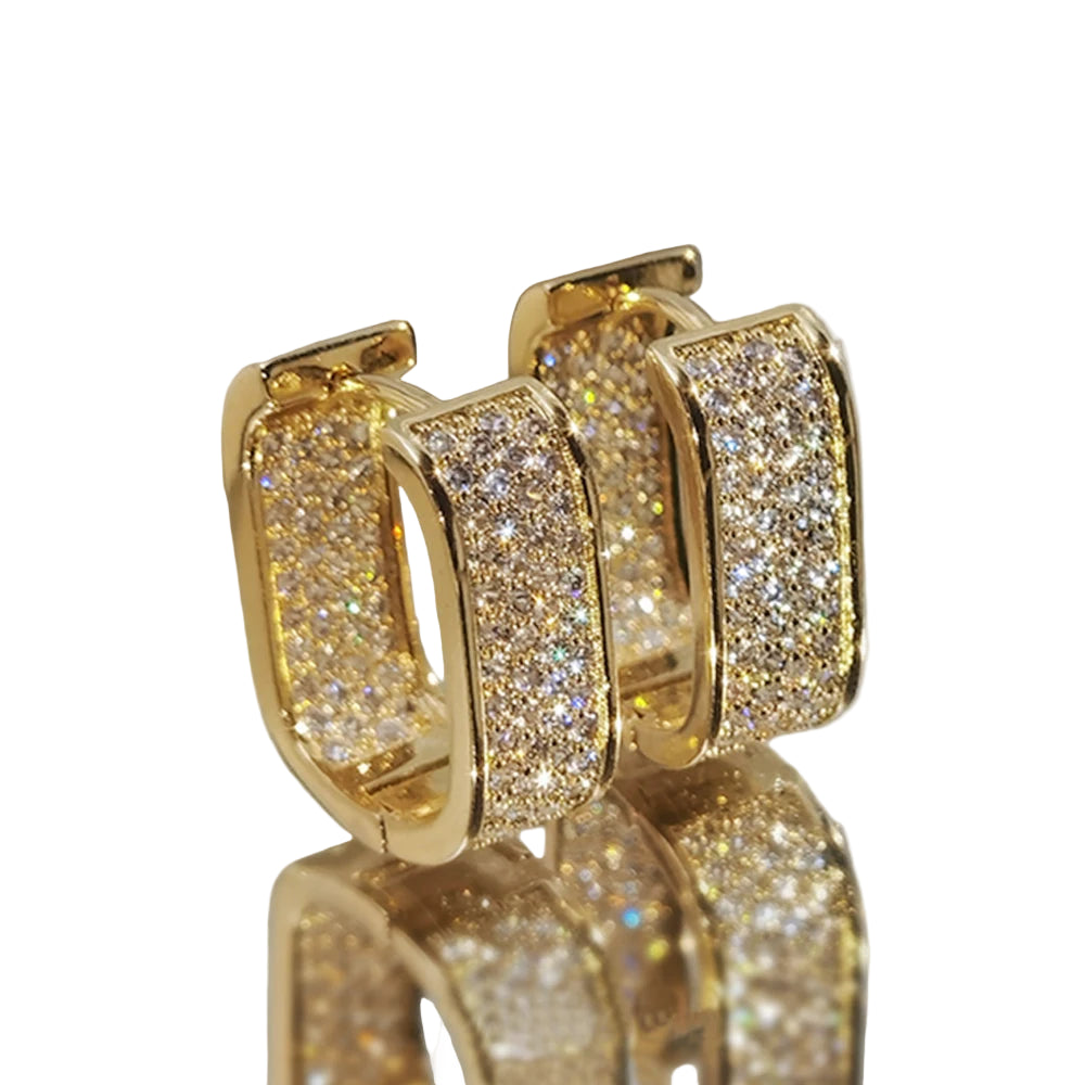 Brincos de argola Huitan com zircônias cúbicas cravejadas.