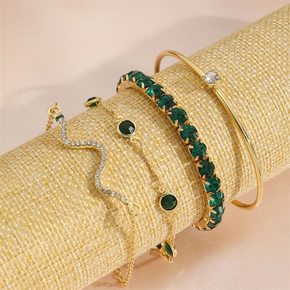 Conjunto de pulseiras com pedras preciosas e strass.