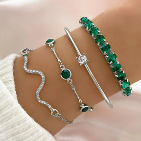 Conjunto de pulseiras com pedras preciosas e strass.