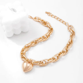 Colar Ingemark  com pingente de coração.