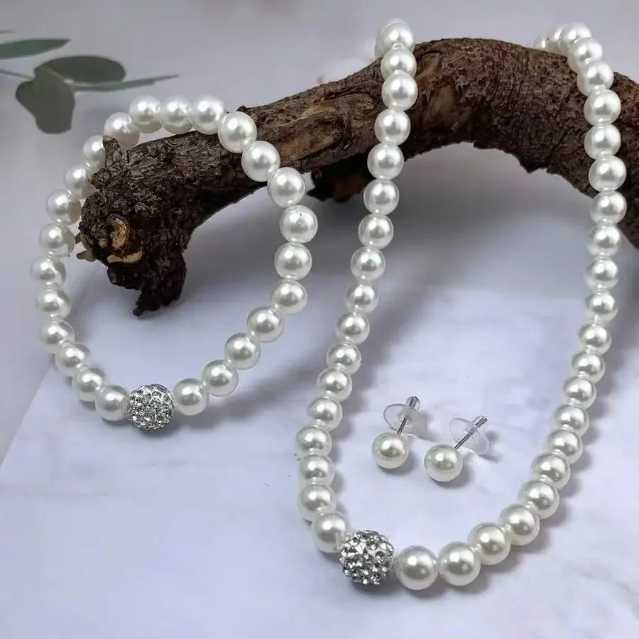 Conjunto de joias, Colar, pulseira e brincos com pérolas.