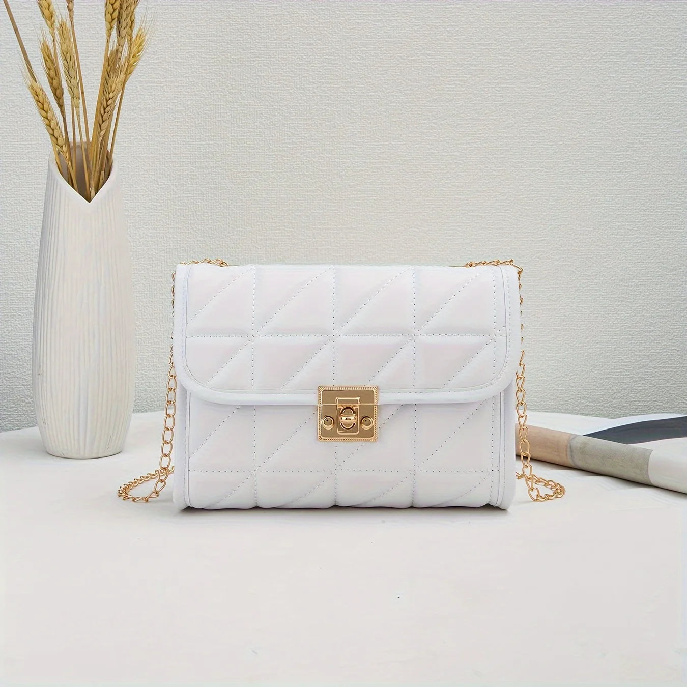 Bolsa transversal versátil com fecho de cadeado.