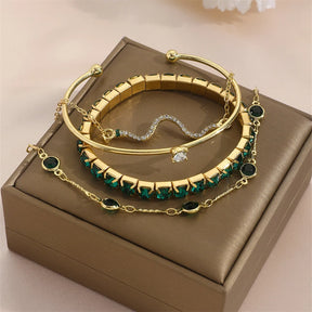 Conjunto de pulseiras com pedras preciosas e strass.