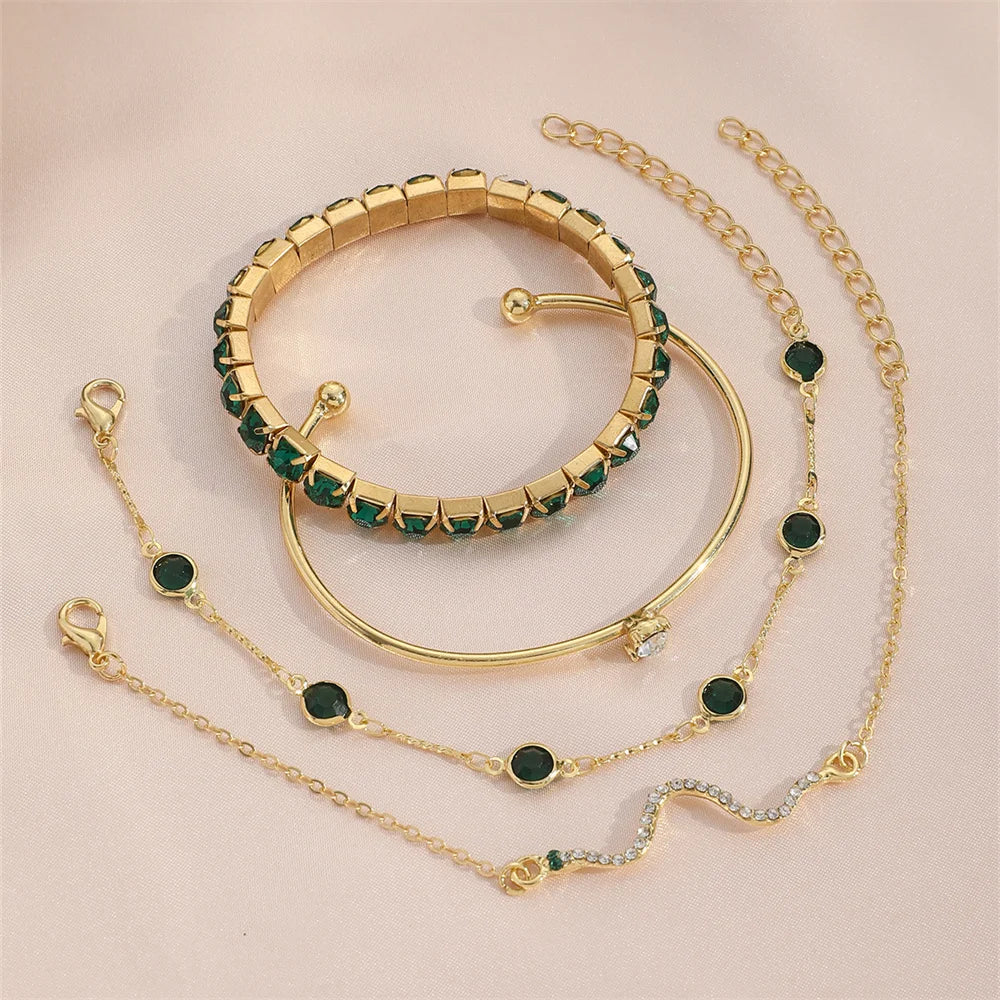 Conjunto de pulseiras com pedras preciosas e strass.