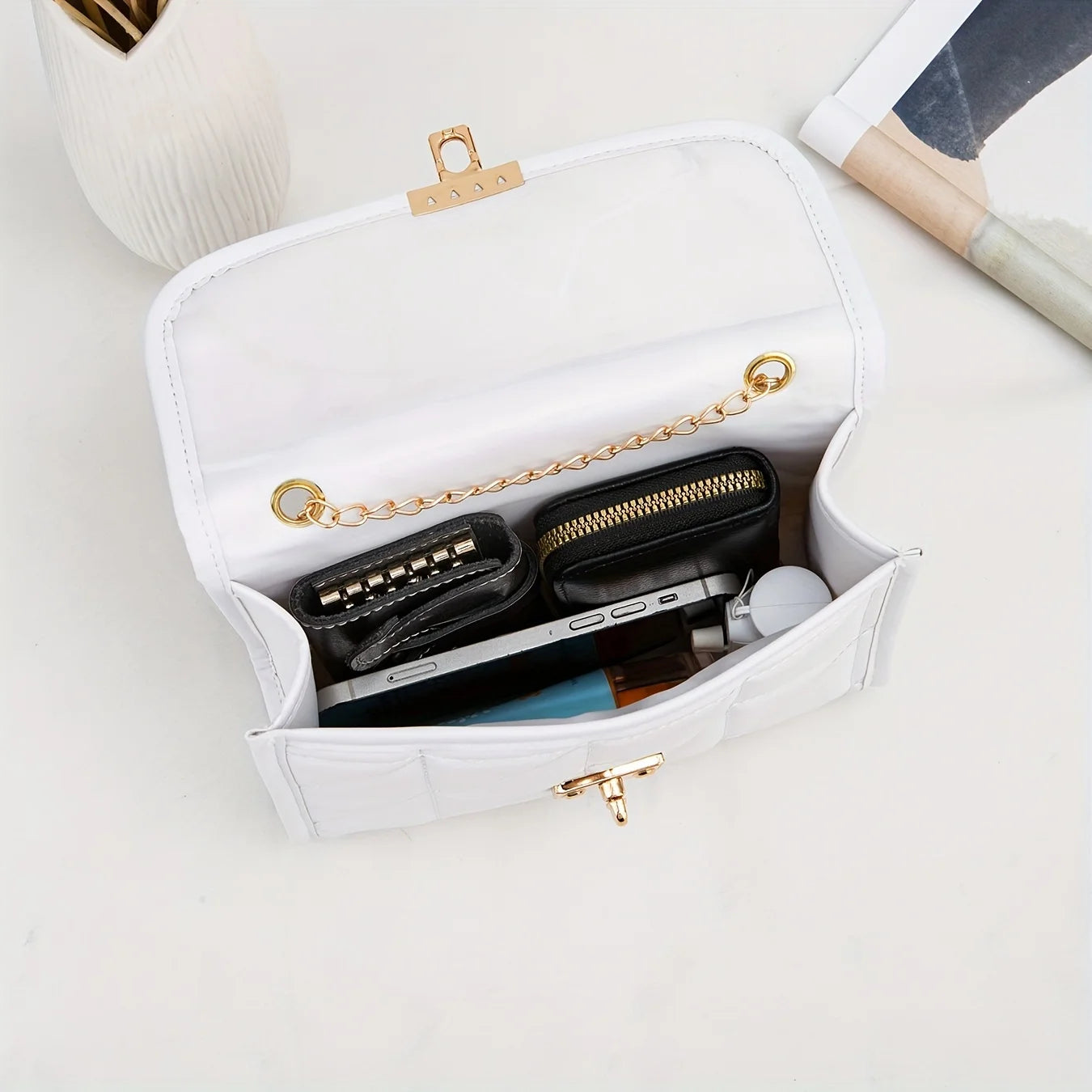 Bolsa transversal versátil com fecho de cadeado.