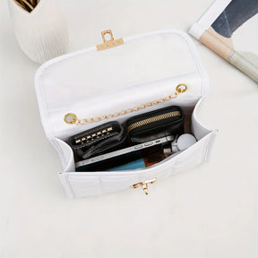 Bolsa transversal versátil com fecho de cadeado.